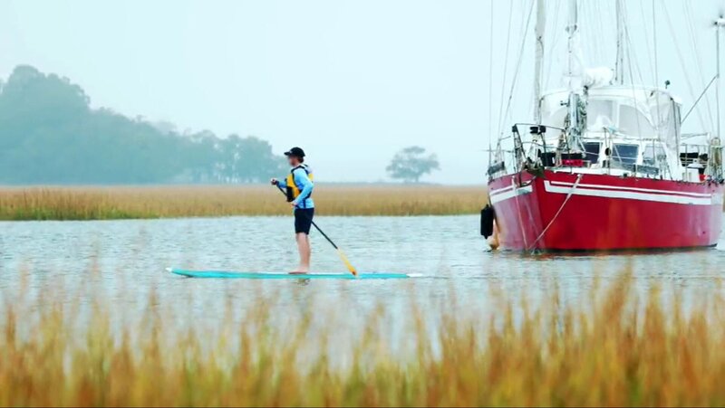 Sarah und Evan sind frisch verlobt und möchten ihr Leben in Mount Pleasant, South Carolina, hinter sich lassen, um einen Neustart auf der 12.000 Einwohner-Insel James Island zu wagen. Die beiden hatten das ruhige Eiland als College-Studenten oft besucht und herrliche Zeiten in schöner Natur verlebt. James Island ist perfekt für Wanderungen und andere Outdoor-Aktivitäten. Nun möchte das Paar an diesem Ort heiraten, ein schönes Haus am Meer kaufen und eine Familie gründen. – Bild: HGTV /​ Tanja Bachetzky