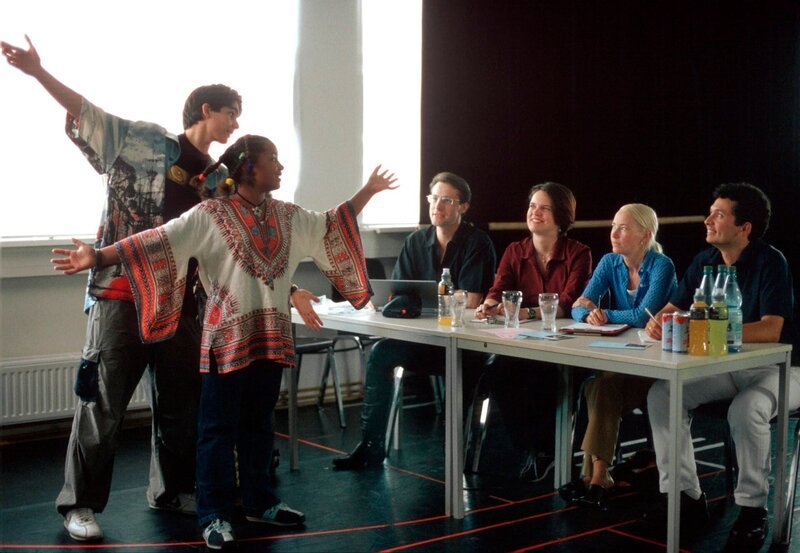 v.l.: Timo (Marco Soumikh), Rose (Fèreba Konè), Casting-Jury – Bild: NDR/​Televersal