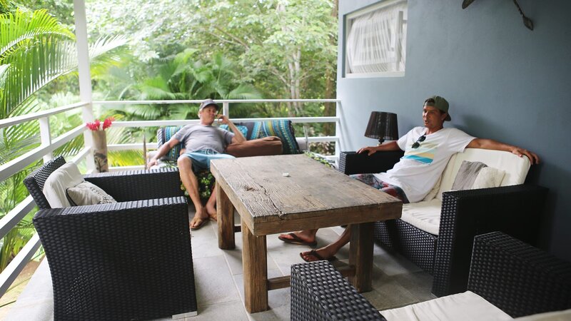 Nick und Jarreau aus Hawaii wollen das abenteuerliche Leben in Costa Rica kennenlernen und suchen dort ein Haus. Die beiden lieben surfen und suchen etwas ‚off the grid‘, am besten direkt am Strand. Von San José bis Puerto Jiménez fahren sie mit dem Makler Trevor einmal quer durchs Land, um die besten und abgelegensten Häuser zu besichtigen. Das einzige Kriterium ist verfügbares W-Lan. – Bild: HGTV