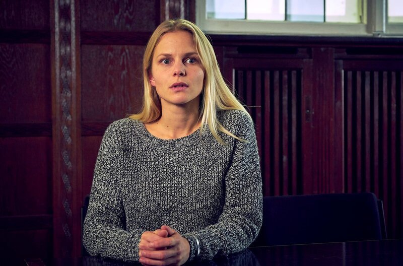 Jura-Studentin Sarah Zeidlin (Sinja Dieks) klagt ihren Professor der Vergewaltigung an. – Bild: © c ARD/​Gordon Muehle
