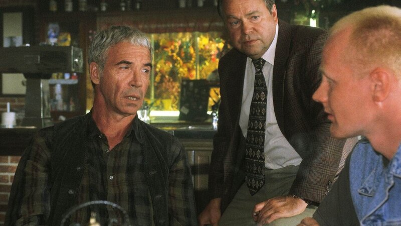 Kriminalhauptkommissar Stefan Kehler (Wolfgang Bathke, M.) will von dem Bauern Streese (Wolf Roth, l.) wissen, wieso er sich weigert, sein Blut testen zu lassen. Ist er der Mörder? (re. Komparse) – Bild: MG RTL D /​ Rolf Baumgartner