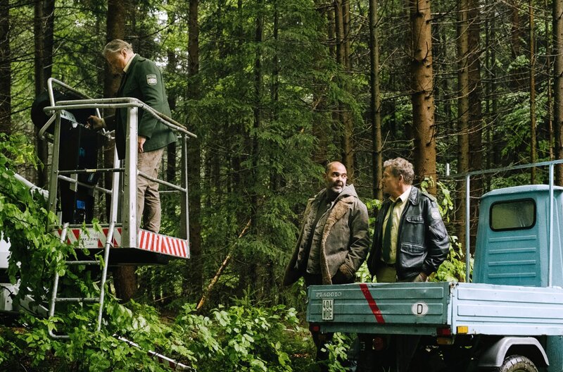 Umweltaktivisten besetzen den Wald des Barons Georg von Waldsee. Girwidz (Michael Brandner, l.) will die Sache selber in die Hand nehmen und mit den Aktivisten reden. Dazu brauchen Hubert (Christian Tramitz, r.) und Girwidz die Hilfe von Yazid (Hannes Ringlstetter, M.) – Bild: ARD/​BR/​TMG/​Emanuel A. Klempa