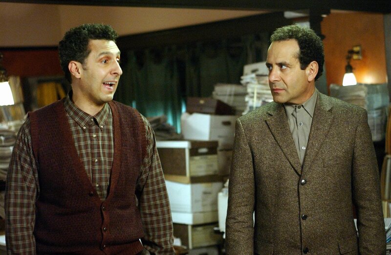 Die beiden Brüder Ambrose (John Turturro, l.) und Adrian (Tony Shalhoub, r.) sind in großer Aufregung, denn ihr Vater hat seinen Besuch angekündigt … – Bild: RTLup