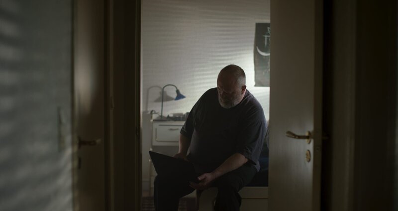 Holly (Flora Ofelia Hofmann Lindahl) im Gespräch mit Sozialarbeiter Lars (Bjarne Henriksen).; Holly (Flora Ofelia Hofmann Lindahl, rechts) findet neue Freundinnen.; Sozialarbeiter Lars (Bjarne Henriksen) recherchiert auch in seiner Freizeit. – Bild: Niels Thastum /​ BR