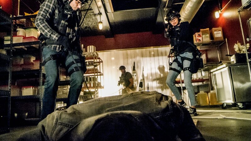 (v.li.): Alex Russell (Jim Street), Jay Harrington (David Kay), Lina Esco (Christina Alonso). – Bild: ORF/​Sony Pictures/​CBS