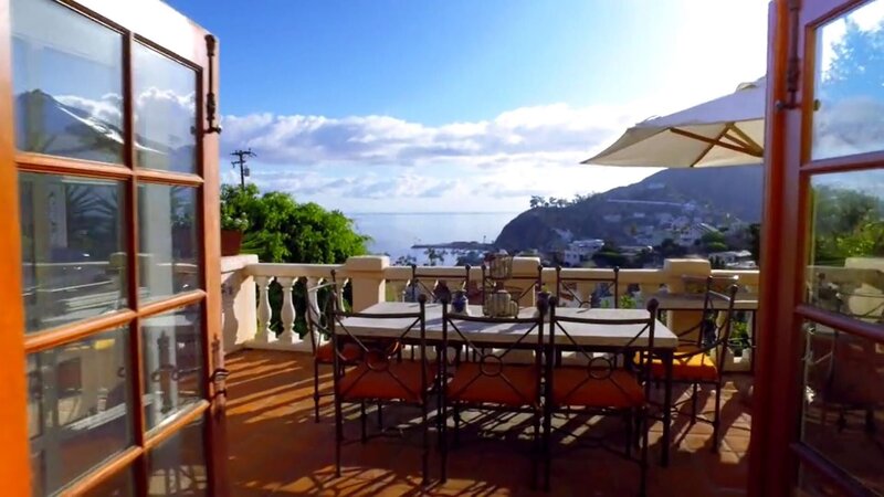 Da sie beide auf Fidalgo Island, einer gut 100 km2 großen, hügeligen und bewaldeten Insel im Bundesstaat Washington aufgewachsen sind und eine herrliche Kindheit verlebten, möchten Katie und Mike, dass auch ihre Kids dort im Pacific fischen, in freier Natur campen und Bergwandern können. Deshalb will die Familie Mount Vernon verlassen und nimmt heute die Fähre nach Fidalgo, um ihr Traumhaus zu finden. – Bild: HGTV /​ Tanja Bachetzky