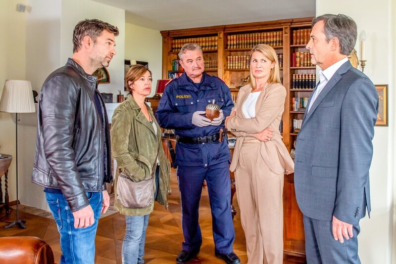Das Haus des Juweliers Richard Krimmler (Harald Schrott, r.) und seiner Familie wird überfallen, die Familienmitglieder, so auch seine Frau Karin (Doris Hindinger, 2.v.r.), werden gefesselt. Lukas (Jakob Seeböck, l.), Nina (Julia Cencig, 2.v.l.) und Kroisleitner (Ferry Öllinger, M.) befragen das Ehepaar und stoßen auf familiäre Konflikte. – Bild: ORF/​Gebhardt Productions/​Stefanie Leo