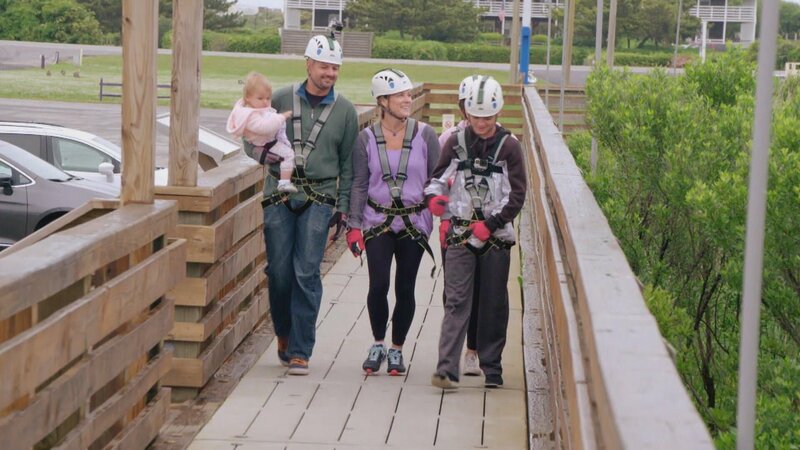 Eine fünfköpfige Familie tauscht Virgina Beach gegen die Outer Banks in North Carolina. Nachdem die Insel ihr jahrelanges Urlaubsziel war, suchen sie nach einem charmanten Haus mit Meerblick, in dem die Familie das Urlaubsgefühl das ganze Jahr hat. – Bild: HGTV