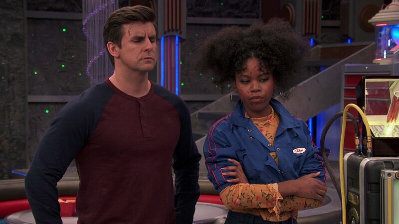 L-R: Captain Man /​ Ray Manchester (Cooper Barnes), Charlotte Page (Riele Downs) – Bild: ViacomCBS