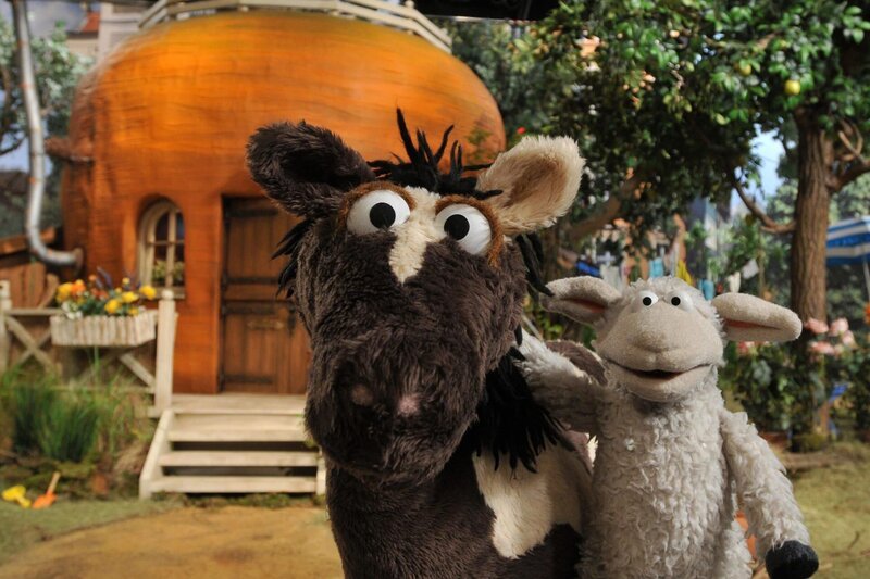 Wolle und Pferd vor dem Möhrenhaus. – Bild: NDR/​Uwe Ernst