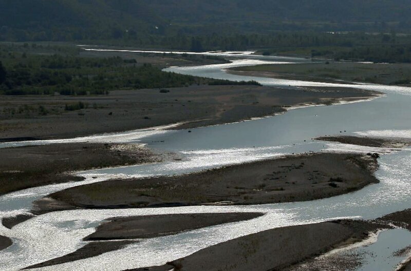 Der Fluss Vjosa fließt im Süden Albaniens. Sein Verlauf wurde niemals von der Hand des Menschen verändert – ein einzigartiger Fall in Europa. – Bild: Elephant Doc