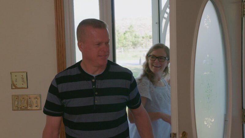 Pennsylvanias lange Wintermonate sind der Grund für den Umzug einer Familie auf die Outer Banks. Sie lieben die weißen Sandstrände, das Meer und die kleinstädtische Atmosphäre. In ihrem Lieblingsurlaubsort sehen sie sich nach einem Haus mit einem Spielezimmer, einem Pool und großen Hinterhof für ihren Golden Retriever um. – Bild: HGTV