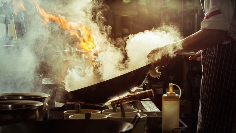 Chef is stirring vegetables in wok, vintage filter – Bild: Discovery Communications