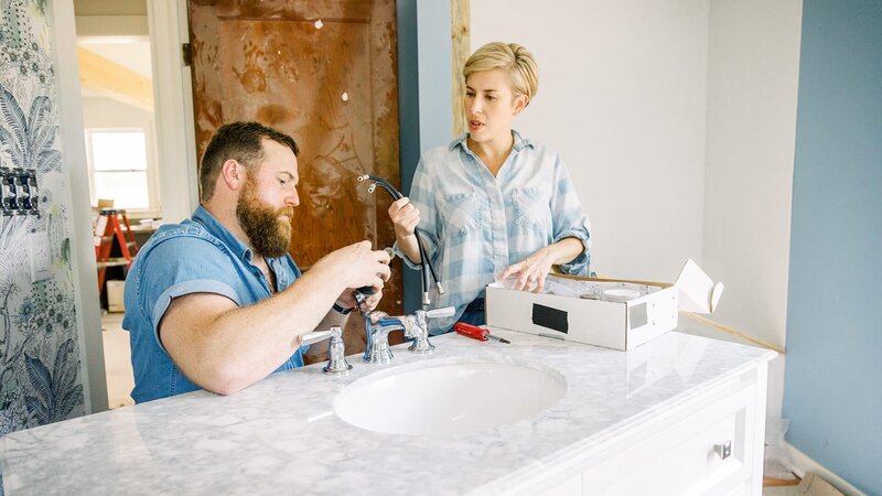Rena lebt aktuell bei ihrer Mutter, aber braucht dringend etwas eigenes. Obwohl sie das Haus ihrer Großmutter vererbt bekam, besichtigt sie andere Häuser zum Kauf. Auf ihrer Wunschliste steht ein gemütliches Häuschen mit einer Veranda. Also verwandeln Ben und Erin ihr neues Haus in ein Zuhause mit atemberaubendem Americana-Charme. – Bild: HGTV
