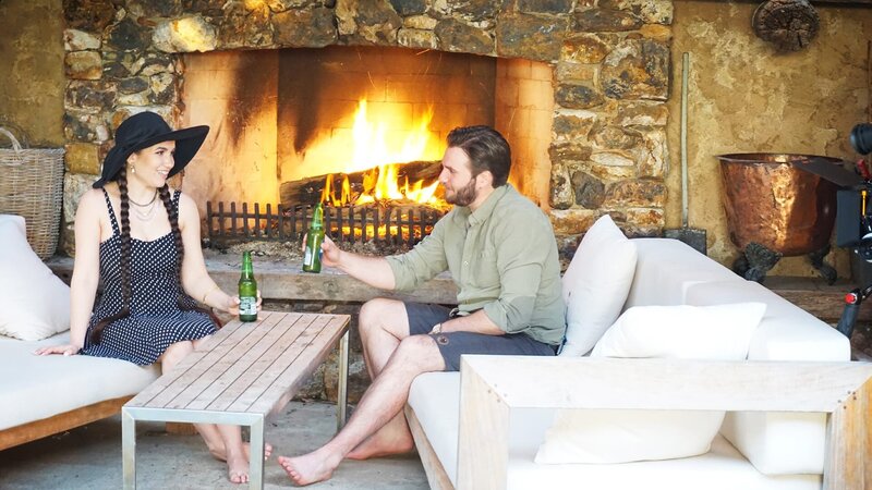 Seit ihren Flitterwochen sind Lindsay und Brad in Neuseeland verliebt. Jetzt suchen sie ihr Traum-Ferienhaus auf Waiheke Island, das an einem abgelegenen Strand liegen und Platz für Gäste bieten soll. Mitten in einem traumhaften Naturschutzgebiet besichtigen sie Häuser an atemberaubenden Stränden, die nur mit einem Boot oder Jetskis zu erreichen sind. – Bild: HGTV