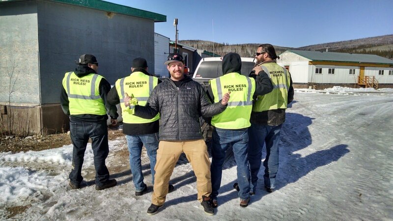 Rick Ness and team wearing ‚Rick Ness rules!‘ high vis jackets. – Bild: Discovery Channel /​ Discovery Communications