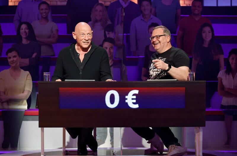 Rateteam-Kapitän Elton (r.) und der Arzt, Autor und Schauspieler Joe Bausch (l.) bilden ein Rateteam. – Bild: ARD/​Morris Mac Matzen