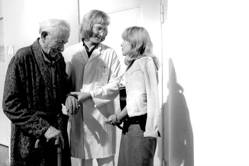 Andreas Niebler (Felix von Manteuffel, Mitte) ist Krankenpfleger, und die Patienten des Krankenhauses lieben ihn sehr. Der Opa (Ludwig Schmid-Wildy) wüsste nicht, wie er ohne die Hilfe des immer freundlichen jungen Mannes auskommen sollte. Im Augenblick hat Niebler Besuch von Gabi Sachs (Silvia Janisch), seiner Braut. – Bild: BR/​Foto Sessner