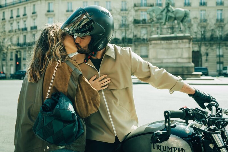 Da sie mit ihren Schwestern den mysteriösen Tod ihres Vaters aufklären will, hat Sylia (Constance Labbé) immer weniger Zeit für ihren Freund Abel (Simon Ehrlacher). – Bild: ZDF und caroline dubois