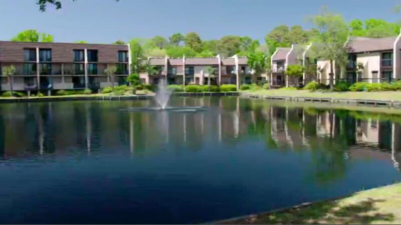 Eine Musiktherapeutin ist bereit, ihre erste Immobilie zu kaufen und eine eigene Praxis in Hilton Head, South Carolina, zu eröffnen. Sie sieht sich bereits in ihrem Traumhaus am Strand und kann es kaum erwarten, wieder näher bei ihrer Familie zu sein und neue Wassersportarten auszuprobieren. – Bild: HGTV