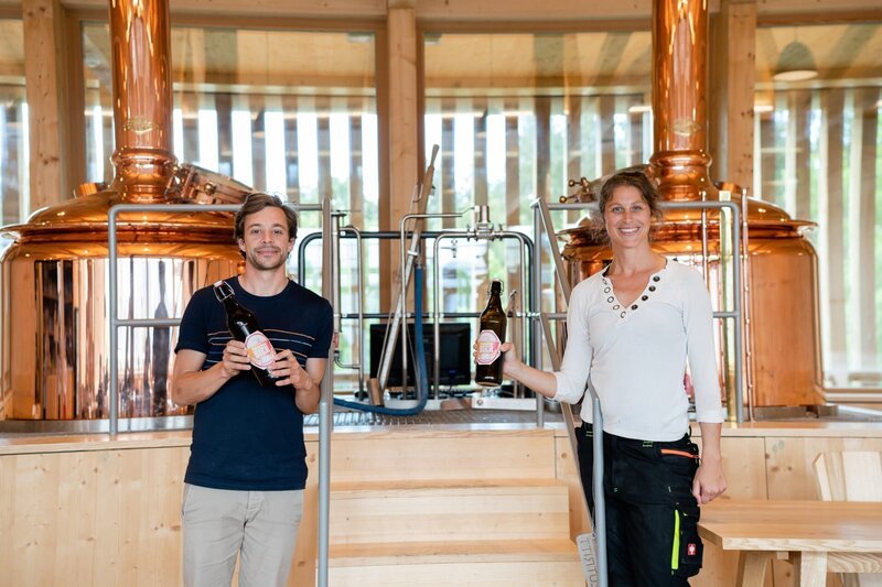 Tobi mit Brauerin Victoria und dem selbstgebrauten, alkoholfreien Checker-Bier. – Bild: BR/​megaherz gmbh/​Hans-Florian Hopfner