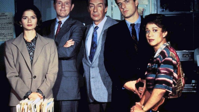 v.l.: Staatsanwältin Claire Kincaid (Jill Hennessy), Staatsanwalt Ben Stone (Michael Moriarty), Detective Lennie Briscoe (Jerry Orbach), Detective Mike Logan (Christopher Noth) und Lt. Anita van Buren (S. Epatha Merkerson) – Bild: TVNOW