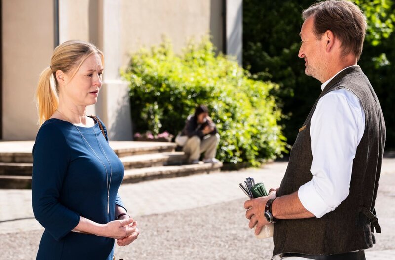 Vera (Sybille Waury) schämt sich, als sie erkennt, dass Gregor (Holger Matthias Wilhelm) wegen ihrer Lüge enttäuscht ist. – Bild: BR/​Lena Semmelroggen