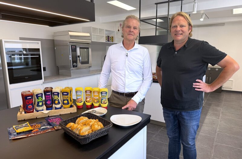 Wie Grillsoße hergestellt wird erfährt Björn Freitag (r.) bei Homann unter anderem von Produktentwickler Franz-Josef Benkhoff (l.). – Bild: WDR/​solis TV/​Joshua Stolz