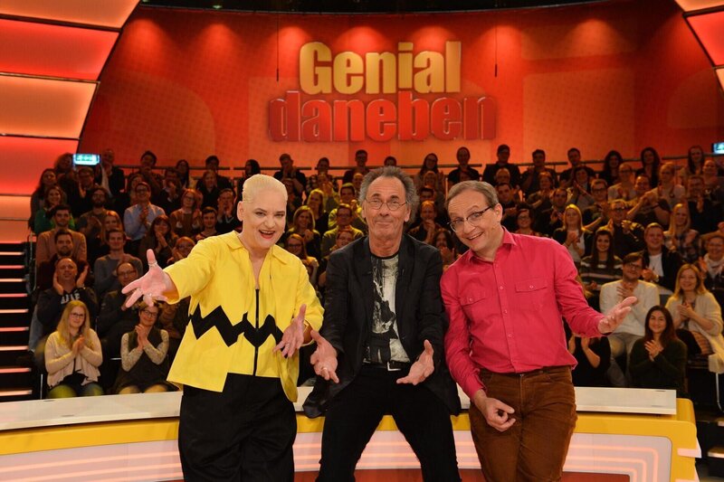 Comedy-Queen Hella von Sinnen (l.) errät zusammen mit Comedian Wigald Boning (r.) in „Genial daneben“ ganz besondere Fragen der Zuschauer – gestellt von Hugo Egon Balder (M.) … – Bild: SAT.1 /​ Willi Weber