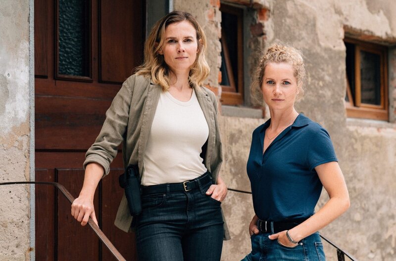 In ihrem neuen Fall wird eine Journalistin entführt: (l-r) Karin Hanczewski als Karin Gorniak, Cornelia Gröschel als Leonie Winkler – Bild: ORF/​MDR/​Marcus Glahn