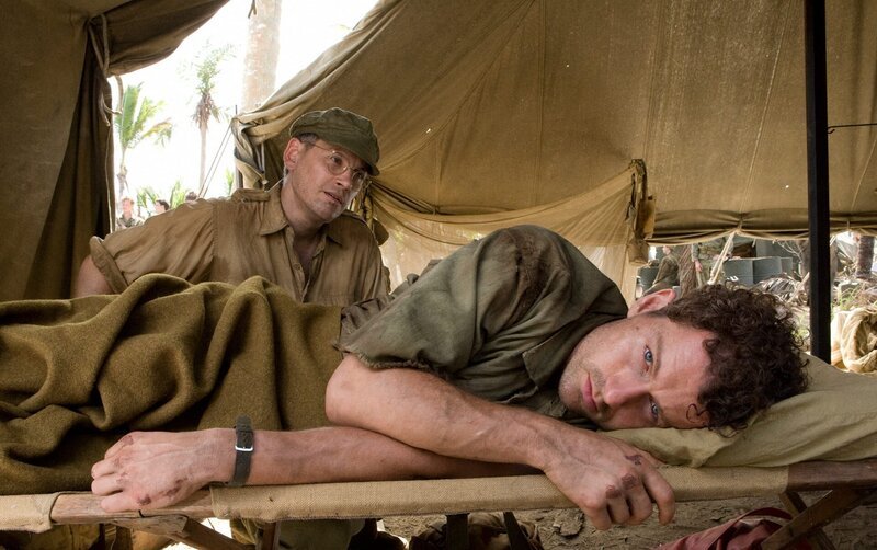 Bob (James Badge Dale) bekommt Depressionen, ist traumatisiert und leidet unter Bettnässen. Als er eines Tages eine Pistole findet, will er die partout behalten. Da schickt ihn Doc Stern (Simon Bossell) in das nahe gelegene Lazarett, wo er jedoch aufgrund von Platzmangel in der Psychiatrie landet … – Bild: Sky Atlantic HD /​ HBO