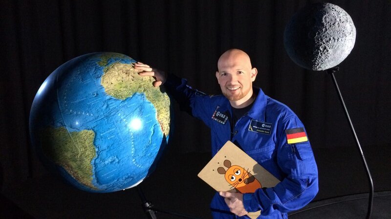 Alexander Gerst (Foto) moderiert zwei Maus Sondersendungen. Für Sonne, Mond und Erde ließ der WDR Modelle bauen – die „Sonne“ misst acht Meter Durchmesser. – Bild: WDR/​Flash Film