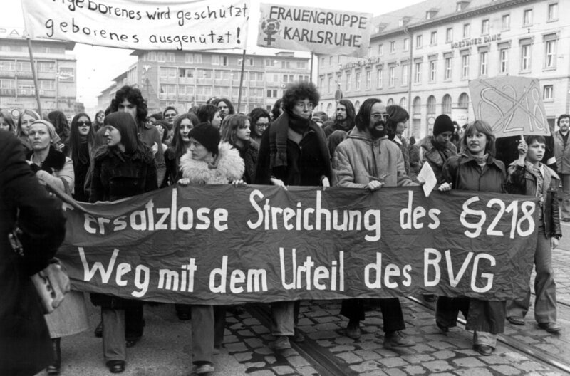 Das Bundesverfassungsgericht (BVG) hat die Fristenregelung (straffreie Abtreibung in den ersten zwölf Wochen der Schwangerschaft), die im Zuge der Reform des Abtreibungsparagraphens 218 eingeführt werden sollte, für verfassungswidrig erklärt, hier Demonstrationen gegen das Urteil in Karlsruhe, 25.02.1975 – Bild: WDR/​dpa