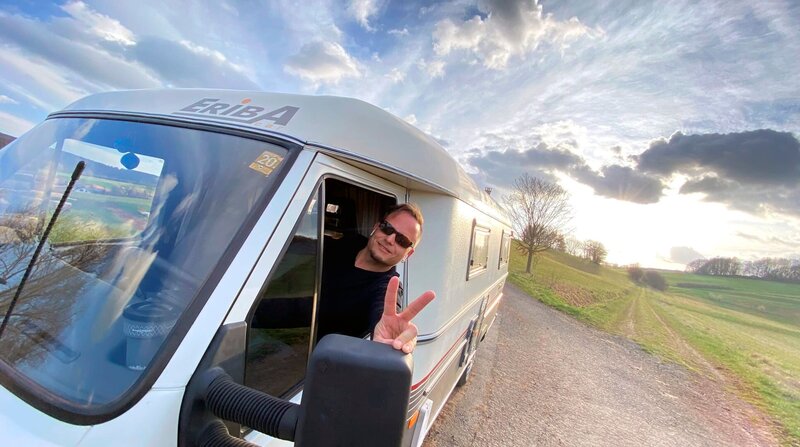 Friso Richter und sein Wohnmobil Pamela. – Bild: BR/​HR/​Lukas Lowack/​Lukas Lowack