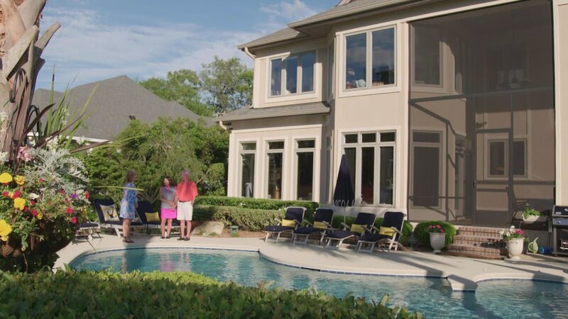 Bei einem Familienausflug in die Stadt Hilton Head in South Carolina verliebt sich ein Paar in die entspannte Atmosphäre am Wasser und in das Spanische Moos, dass das Stadtbild prägt. Da ihre erwachsenen Kinder bereits das Elternhaus verlassen haben, nehmen sie dies zum Anlass, ihren Lebensmittelpunkt zu wechseln. Sie hoffen auf ein neues Zuhause mit schönem Blick auf das Wasser und genug Platz für ihre Hobbys. – Bild: HGTV