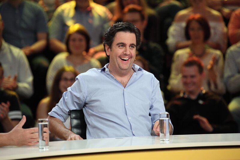 Was ist die richtige Antwort? Bastian Pastewka rätselt … – Bild: SAT.1 /​ Frank Hempel