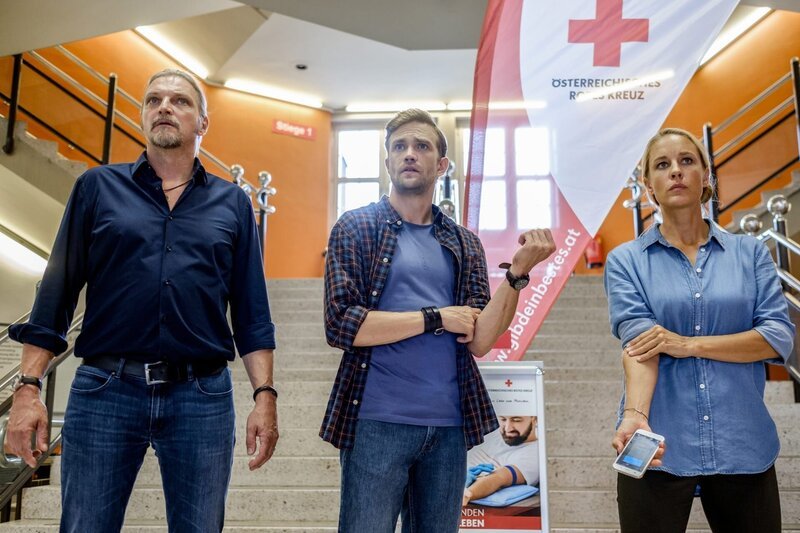 Gruppeninspektorin Penny Lanz (Lilian Klebow, r.), Bezirksinspektor Simon Steininger (Michael Steinocher, M.) und Major Carl Ribarski (Stefan Jürgens, l.) überlegen ihre Vorgangsweise im Amtshaus, wo geschossen wurde. – Bild: ORF/​Satel Film/​Petro Domenigg