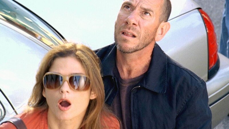 Jordan (Jill Hennessy) und ihr Chef Garret (Miguel Ferrer) beobachten, wie sich der verdächtige Richter aus dem Fenster stürzt. – Bild: RTL /​ NBC Universal