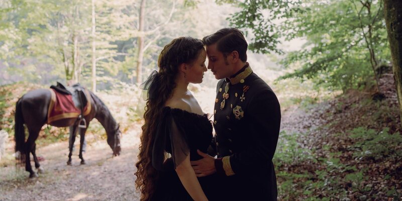 Sisi (Dominique Devenport, l.) und Kaiser Franz (Jannik Schümann, r.) kommen sich nach einem emotionalen Wortgefecht im Wald erstmals näher. – Bild: ORF/​Beta Film/​RTL/​Story House Pictures/​Louis-Zeno Kuhn