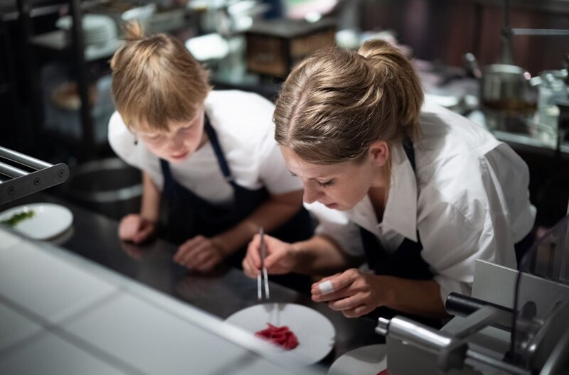 Sarah Hallmann, Sterneköchin in Berlin. Arbeitet mit einem reinen Frauenteam. – Bild: HR/​SR/​C. Heymann