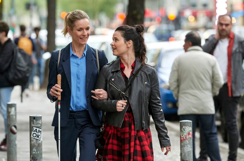 Romy Heiland (Lisa Martinek, l.) und Ada Holländer (Anna Fischer, r.) auf dem Weg zu ihrer Mandantin. – Bild: ARD/​Reiner Bajo