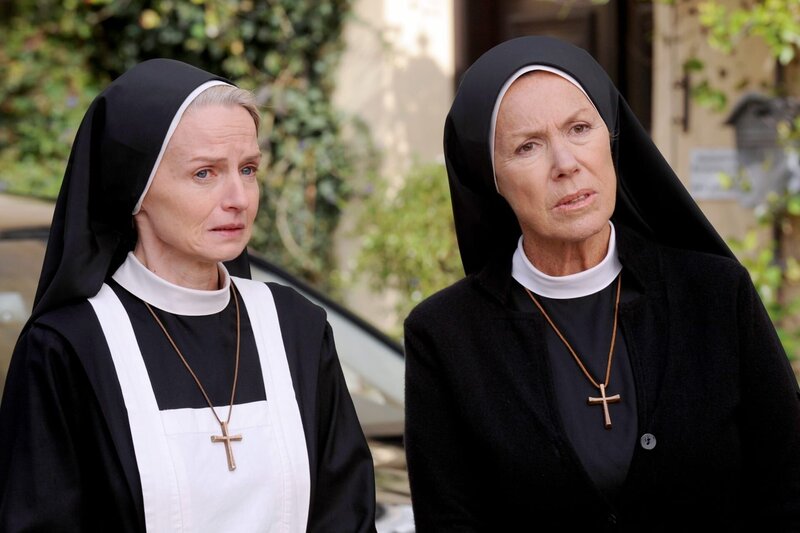 (v.li.): Emanuela von Frankenberg (Agnes Schwandt), Gaby Dohm (Louise von Beilheim). – Bild: ORF/​Kineos/​Barbara Bauriedl