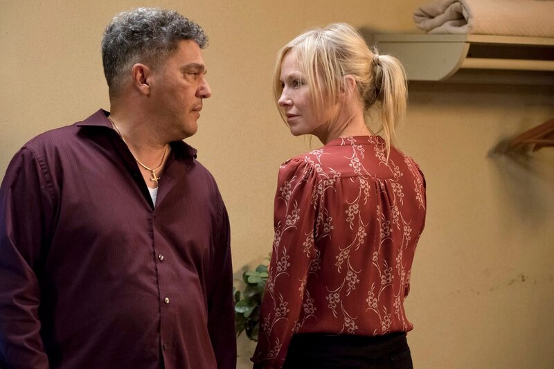 Pictured: (l-r) Nicholas Turturro as Detective Frank Bucci, Kelli Giddish as Detective Amanda Rollins – Bild: NBC /​ Universal