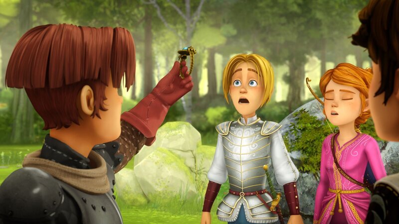 Tristan ist beeindruckt. Gawain hält den magischen Armreif Odins in seinen Händen. – Bild: KiKA