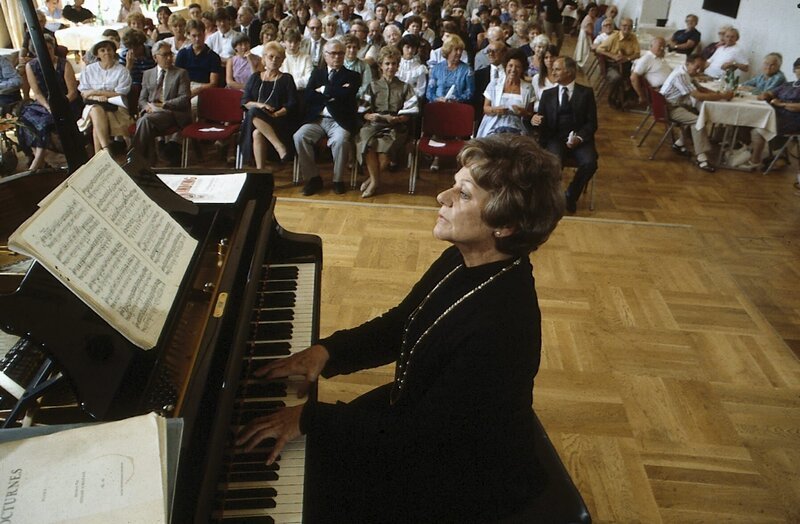 Oma Drombusch (Grete Wurm), ehemals Klavierlehrerin, gibt einen Konzertabend, der Folgen haben wird. – Bild: ZDF /​ KG Gyula Trebitsch