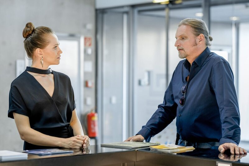 Roberta Pollock (Larissa Fuchs) wird zum Stromausfall im AEC von Major Carl Ribarski (Stefan Jürgens) befragt. – Bild: ORF/​Satel Film/​Petro Domenigg