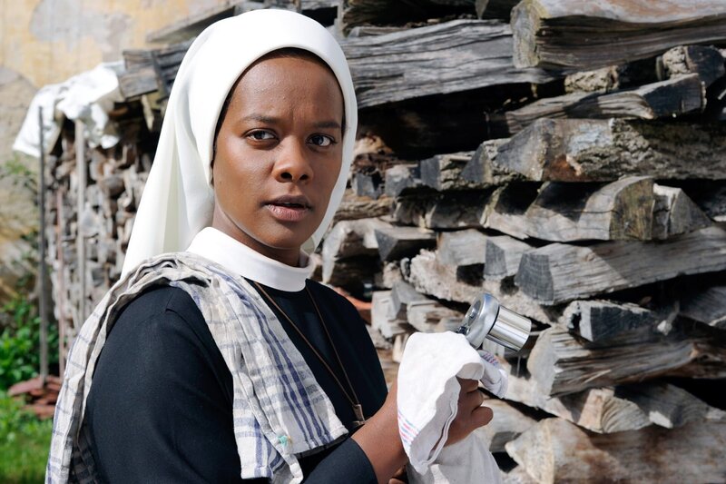 Schwester Lela (Denise M’Baye) hört zu: Hanna soll Bechtel überreden wieder in der Cateringfirma zu arbeiten. – Bild: ORF/​Kineos/​Barbara Bauriedl