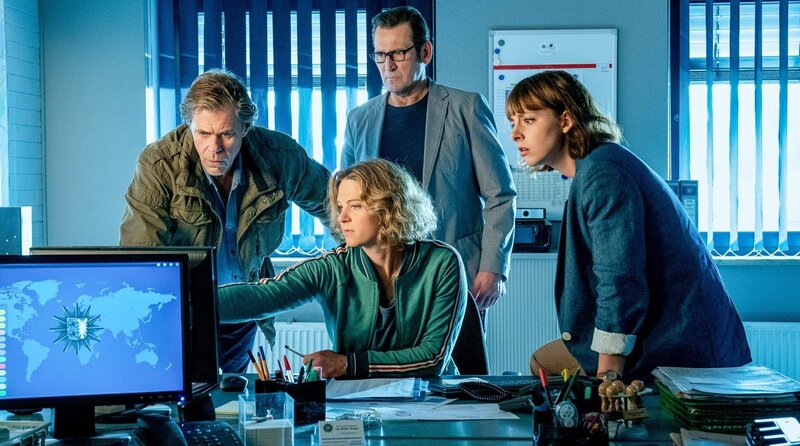 Eine neue Spur bringt Schwung in die Ermittlungen von Finn Kiesewetter (Sven Martinek, l.), Lars Englen (Ingo Naujoks, h.M.), Tomke Jennsen (Anjorka Strechel, v.M.) und Ida Müller-Dogan (Amelie Plaas-Link, r.). – Bild: ORF/​ONE GATE/​ARD/​Marion von der Mehden