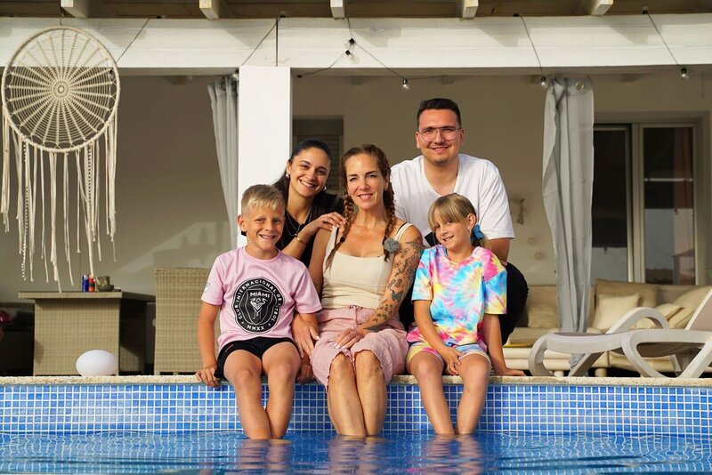 Langeweile gibt es bei Danni Büchner nicht. Die Fünffachmama hat mit ihren Kindern alle Hände voll zu tun. Und da sind die Zwillinge noch am einfachsten zu betreuen. Bild: Diego, Jada, Danni, Jenna, Volkan am Pool – Bild: RTLZWEI, Picture Puzzle Medien