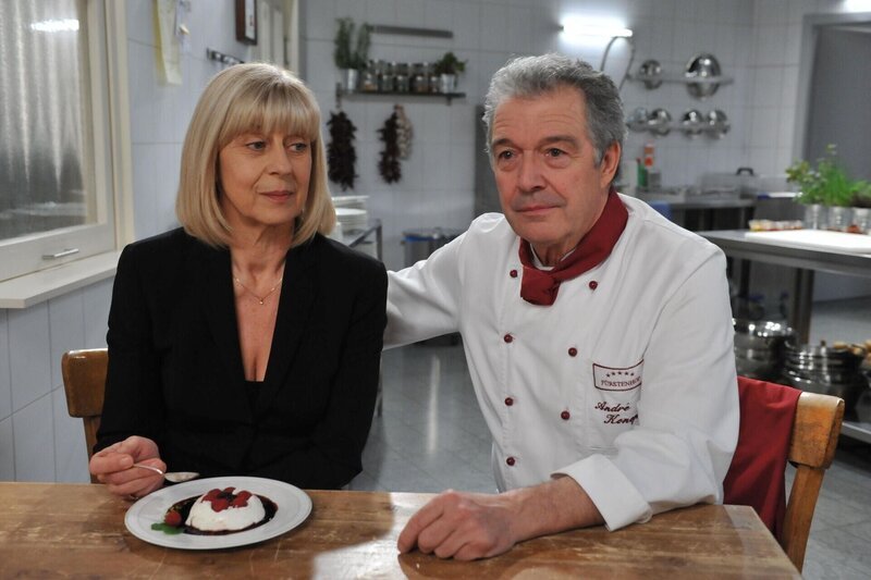 Charlotte (Mona Seefried, l.); André (Joachim Lätsch, r.) – Bild: ARD /​ Ann Paur